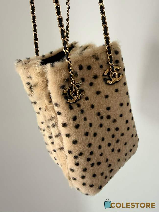 Colestore Chanel Métiers d'art 2026 Bucket Bag with Chain Lambskin and gold-plated metal  Light beige and black 11 × 18 × 10 cm - 1