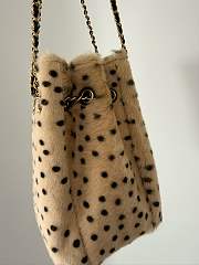Colestore Chanel Métiers d'art 2026 Bucket Bag with Chain Lambskin and gold-plated metal  Light beige and black 11 × 18 × 10 cm - 5