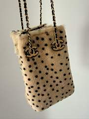Colestore Chanel Métiers d'art 2026 Bucket Bag with Chain Lambskin and gold-plated metal  Light beige and black 11 × 18 × 10 cm - 4