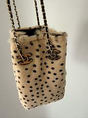 Colestore Chanel Métiers d'art 2026 Bucket Bag with Chain Lambskin and gold-plated metal  Light beige and black 11 × 18 × 10 cm - 2