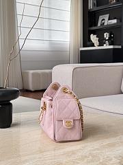 Colestore Chanel FALL WINTER 2026 PRE-COLLECTION   CHANEL 25 MINI HANDBAG   Grained Calfskin & Gold-Tone Metal  Light Pink 20 x 22 x 12.5cm - 6