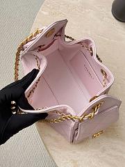 Colestore Chanel FALL WINTER 2026 PRE-COLLECTION   CHANEL 25 MINI HANDBAG   Grained Calfskin & Gold-Tone Metal  Light Pink 20 x 22 x 12.5cm - 3