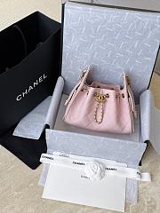 Colestore Chanel FALL WINTER 2026 PRE-COLLECTION   CHANEL 25 MINI HANDBAG   Grained Calfskin & Gold-Tone Metal  Light Pink 20 x 22 x 12.5cm - 2