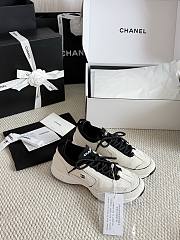 Colestore Chanel Métiers d’art 2026   Sneakers   Velvet Calfskin & Mixed Fibers  Ivory & Black - 6