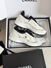Colestore Chanel Métiers d’art 2026   Sneakers   Velvet Calfskin & Mixed Fibers  Ivory & Black - 4