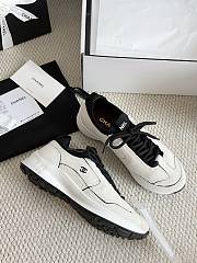 Colestore Chanel Métiers d’art 2026   Sneakers   Velvet Calfskin & Mixed Fibers  Ivory & Black - 3