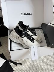Colestore Chanel Métiers d’art 2026   Sneakers   Velvet Calfskin & Mixed Fibers  Ivory & Black - 2