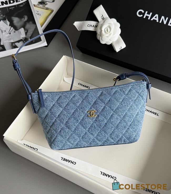 Colestore Chanel MÉTIERS D’ART 2026   CLUTCH WITH LEATHER STRAP   Denim & Gold Metal - 1