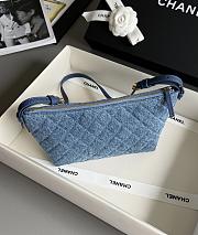 Colestore Chanel MÉTIERS D’ART 2026   CLUTCH WITH LEATHER STRAP   Denim & Gold Metal - 6