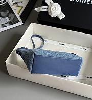 Colestore Chanel MÉTIERS D’ART 2026   CLUTCH WITH LEATHER STRAP   Denim & Gold Metal - 5