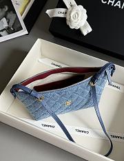 Colestore Chanel MÉTIERS D’ART 2026   CLUTCH WITH LEATHER STRAP   Denim & Gold Metal - 3
