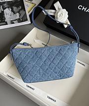 Colestore Chanel MÉTIERS D’ART 2026   CLUTCH WITH LEATHER STRAP   Denim & Gold Metal - 2
