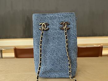 Colestore Chanel MÉTIERS D’ART 2026   BUCKET BAG WITH CHAIN   Washed Denim & Gold-Tone Metal 18 x 11.5 x 11.5cm