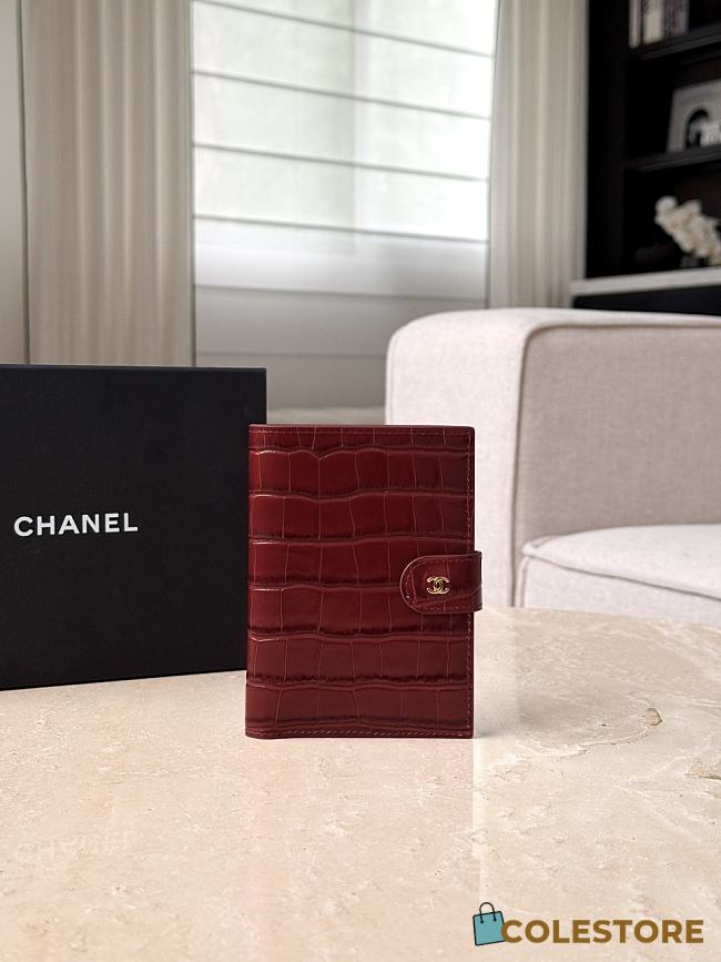Colestore Chanel Spring Summer 2026   Passport Holder   Crocodile Embossed Calfskin & Gold-Tone Metal Burgundy 14x10.5x2cm - 1