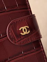Colestore Chanel Spring Summer 2026   Passport Holder   Crocodile Embossed Calfskin & Gold-Tone Metal Burgundy 14x10.5x2cm - 3