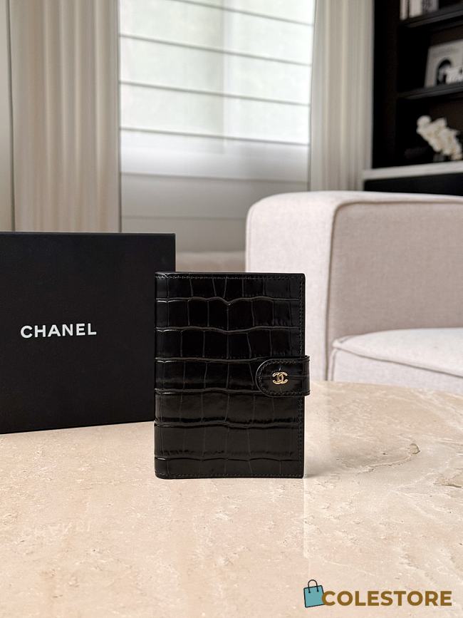 	 Colestore Chanel Spring Summer 2026 Passport Holder Crocodile Embossed Calfskin & Gold-Tone Metal Black 14x10.5x2cm - 1