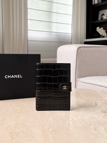 	 Colestore Chanel Spring Summer 2026 Passport Holder Crocodile Embossed Calfskin & Gold-Tone Metal Black 14x10.5x2cm