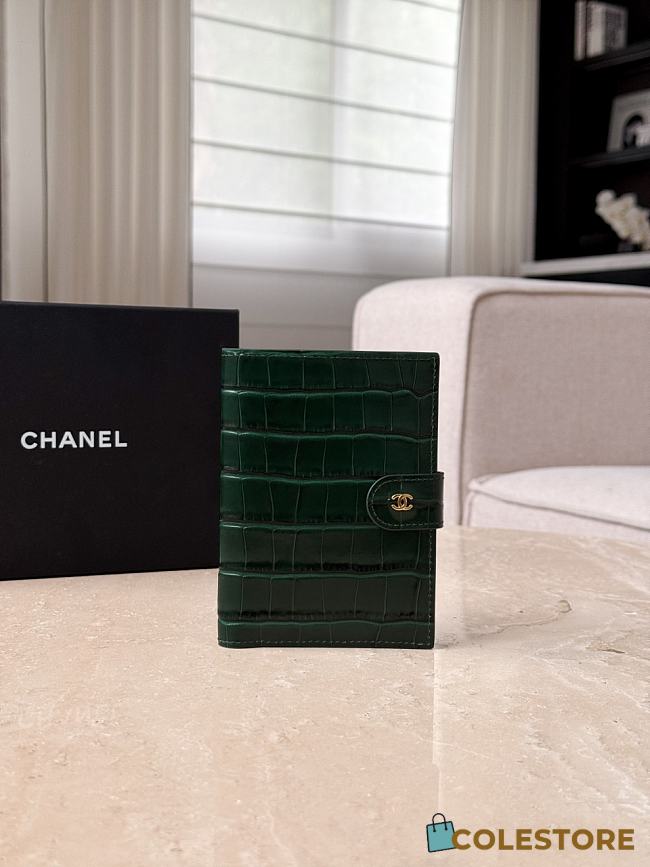 	 Colestore Chanel Spring Summer 2026 Passport Holder Crocodile Embossed Calfskin & Gold-Tone Metal Dark Green 14x10.5x2cm - 1