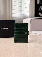 	 Colestore Chanel Spring Summer 2026 Passport Holder Crocodile Embossed Calfskin & Gold-Tone Metal Dark Green 14x10.5x2cm - 1