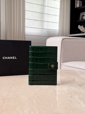 	 Colestore Chanel Spring Summer 2026 Passport Holder Crocodile Embossed Calfskin & Gold-Tone Metal Dark Green 14x10.5x2cm