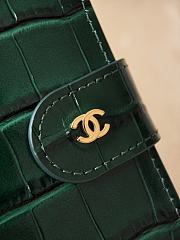 	 Colestore Chanel Spring Summer 2026 Passport Holder Crocodile Embossed Calfskin & Gold-Tone Metal Dark Green 14x10.5x2cm - 6