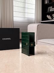 	 Colestore Chanel Spring Summer 2026 Passport Holder Crocodile Embossed Calfskin & Gold-Tone Metal Dark Green 14x10.5x2cm - 3