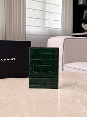 	 Colestore Chanel Spring Summer 2026 Passport Holder Crocodile Embossed Calfskin & Gold-Tone Metal Dark Green 14x10.5x2cm - 2