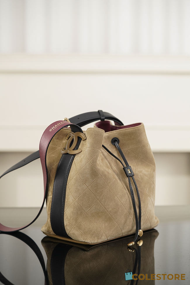 Colestore Chanel Fall Winter 2026 Pre-Collection   Bucket Bag   Suede Calfskin, Calfskin & Gold-Tone Metal  Dark Beige & Black  23 x 23 x 14.5cm - 1