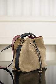 Colestore Chanel Fall Winter 2026 Pre-Collection   Bucket Bag   Suede Calfskin, Calfskin & Gold-Tone Metal  Dark Beige & Black  23 x 23 x 14.5cm - 1