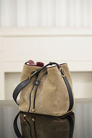 Colestore Chanel Fall Winter 2026 Pre-Collection   Bucket Bag   Suede Calfskin, Calfskin & Gold-Tone Metal  Dark Beige & Black  23 x 23 x 14.5cm - 4
