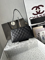 Colestore Chanel Métiers d’art 2026   Small Hobo Bag   Lambskin & Gold-Tone Metal  Black  18 x 29 x 8cm - 5