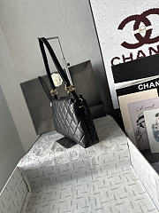 Colestore Chanel Métiers d’art 2026   Small Hobo Bag   Lambskin & Gold-Tone Metal  Black  18 x 29 x 8cm - 3