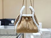 Colestore Chanel Fall Winter 2026 Pre-Collection   CHANEL 25 Small Handbag   Shearling Sheepskin & Gold-Tone Metal  Beige  30 x 26 x 14cm - 4