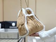 Colestore Chanel Fall Winter 2026 Pre-Collection   CHANEL 25 Small Handbag   Shearling Sheepskin & Gold-Tone Metal  Beige  30 x 26 x 14cm - 3
