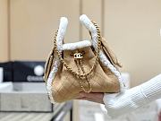 Colestore Chanel Fall Winter 2026 Pre-Collection   CHANEL 25 Small Handbag   Shearling Sheepskin & Gold-Tone Metal  Beige  30 x 26 x 14cm - 2