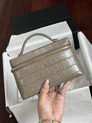 Colestore Chanel Métiers d’art 2026   Vanity with Chain   Crocodile Embossed Calfskin & Gold-Tone Metal Dark Khaki  17 x 19.5 x 5cm - 1