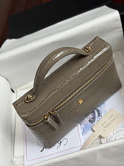 Colestore Chanel Métiers d’art 2026   Vanity with Chain   Crocodile Embossed Calfskin & Gold-Tone Metal Dark Khaki  17 x 19.5 x 5cm - 6