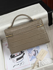 Colestore Chanel Métiers d’art 2026   Vanity with Chain   Crocodile Embossed Calfskin & Gold-Tone Metal Dark Khaki  17 x 19.5 x 5cm - 5
