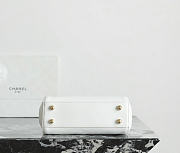 Colestore Chanel Fall-Winter 2026 Pre-Collection Hobo Handbag Lambskin & Gold-Tone Metal  White 16 x 22 x 7.8cm - 4