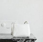 Colestore Chanel Fall-Winter 2026 Pre-Collection Hobo Handbag Lambskin & Gold-Tone Metal  White 16 x 22 x 7.8cm - 3