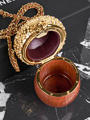 Colestore Chanel Métiers d’art 2026   Acorn Minaudiere   Wood, Strass & Gold-Tone Metal  Brown & Golden 17 x 7 x 7cm - 4