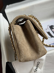Colestore  Chanel Métiers d’art 2026 Flap bag, Suede calfskin & gold-tone metal, dark beige  15 x 25.5 x 8cm - 6