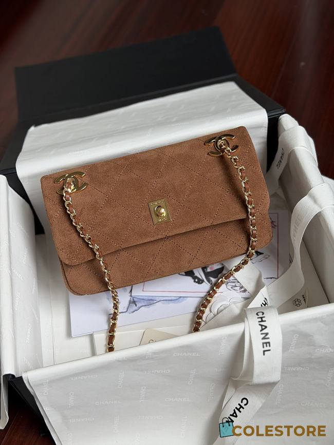 Colestore  Chanel Métiers d’art 2026 Flap bag, Suede calfskin & gold-tone metal, caramel  15 x 25.5 x 8cm - 1