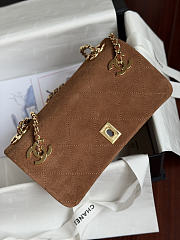 Colestore  Chanel Métiers d’art 2026 Flap bag, Suede calfskin & gold-tone metal, caramel  15 x 25.5 x 8cm - 5