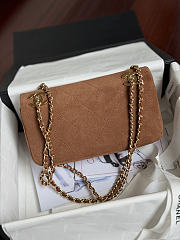 Colestore  Chanel Métiers d’art 2026 Flap bag, Suede calfskin & gold-tone metal, caramel  15 x 25.5 x 8cm - 4