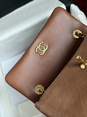 Colestore  Chanel Métiers d’art 2026 Flap bag, Suede calfskin & gold-tone metal, caramel  15 x 25.5 x 8cm - 3