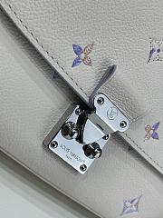 Colestore  Louis Vuitton Pochette Métis Soft PM Monogram Empreinte Link Quartz 25 x 15 x 5 cm - 3