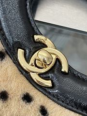 Colestore Chanel Métiers d’art 2026   CHANEL 31 Mini Shopping Bag   Lambskin & Gold-Tone Metal  Light Beige & Black  22 x 23 x 5cm - 4