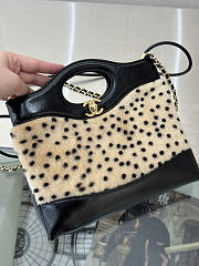 Colestore Chanel Métiers d’art 2026   CHANEL 31 Mini Shopping Bag   Lambskin & Gold-Tone Metal  Light Beige & Black  22 x 23 x 5cm - 2
