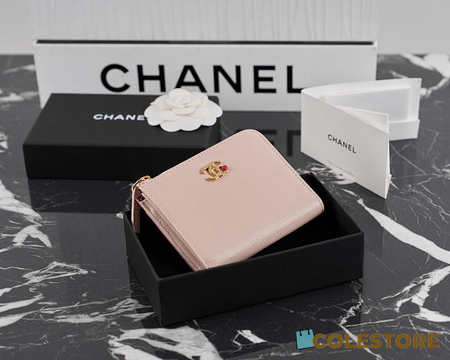 Colestore Chanel Métiers d’art 2026 Classic Small Flap Wallet  Grained Goatskin, Enamel & Gold-Tone Metal  Light Pink 11x7.5x1.5cm - 1
